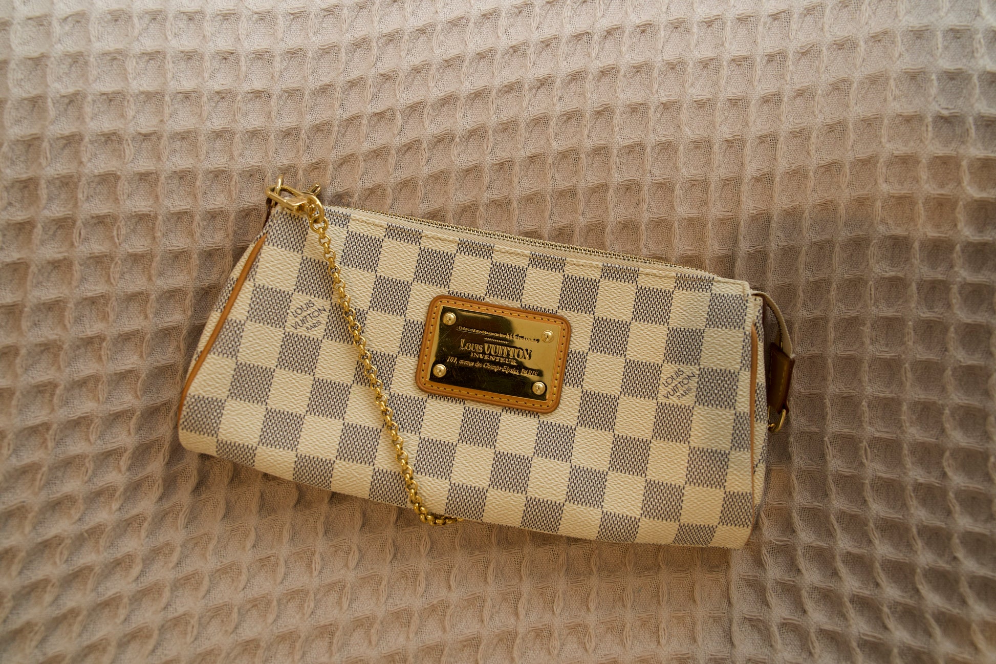 Louis Vuitton Eva Clutch Damier Azur – Heart Me Vintage